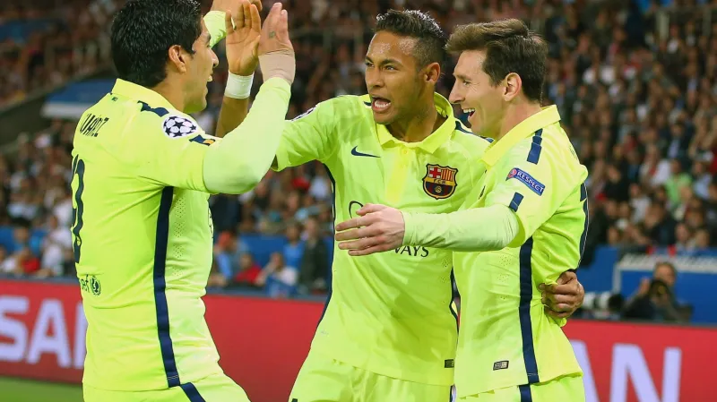 Barcelonský Neymar (uprostřed) slaví vstřelený gól s Luisem Suárezem (vlevo) a Lionelem Messim