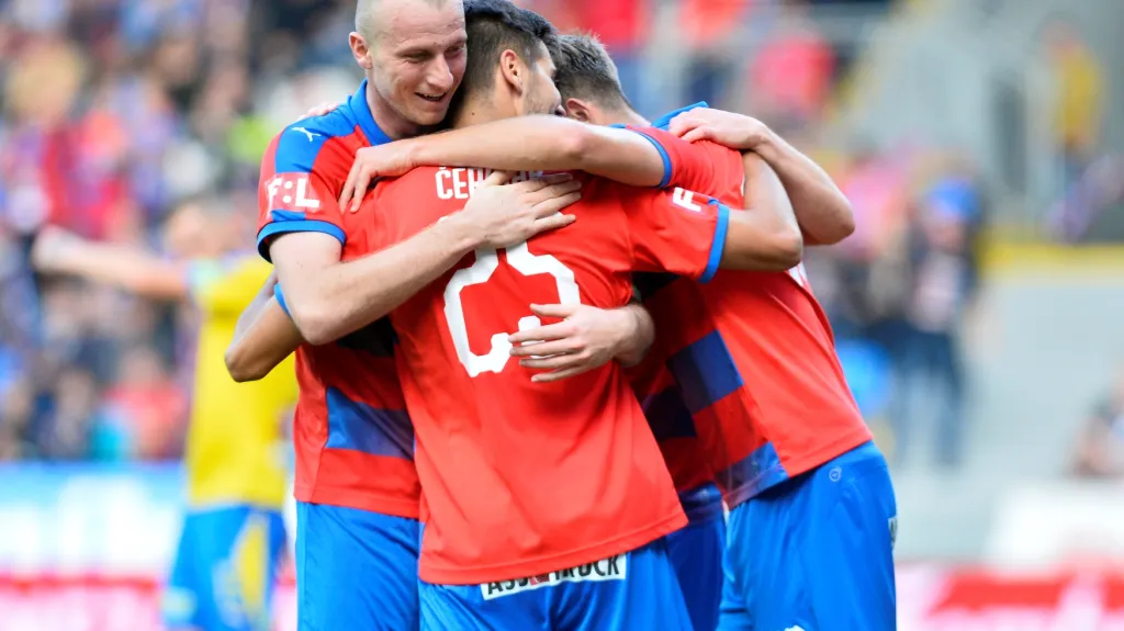 Fotbalisté Plzně slaví s Čermákem gól