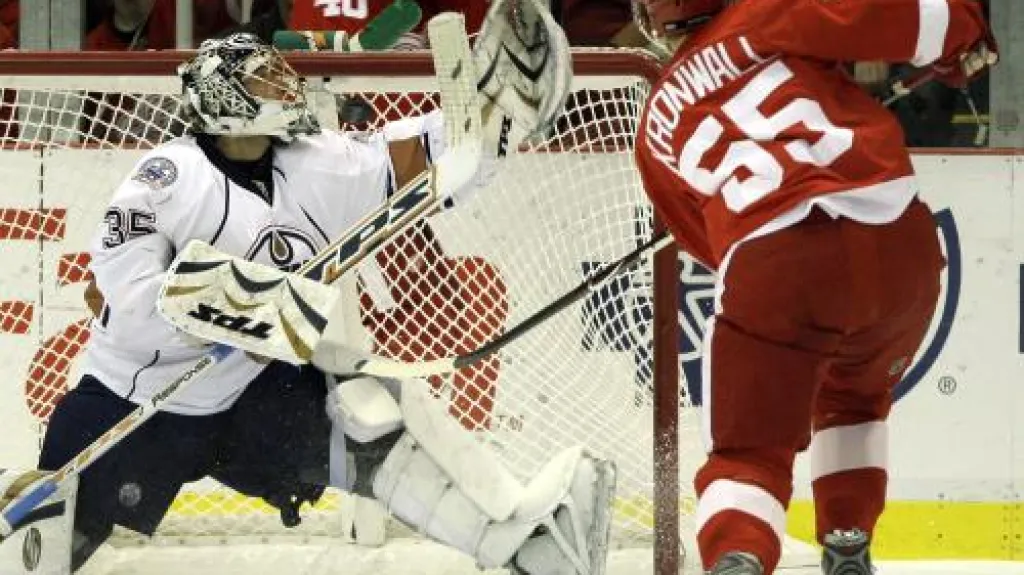 Niklas Kronwall střílí gól Edmontonu