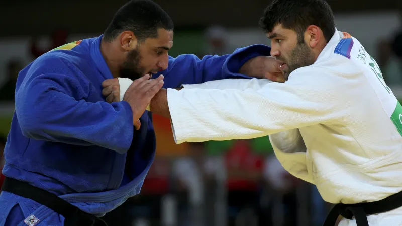 Egyptský judista Islám Šahábí (vlevo) a Izraelec Or Sasson