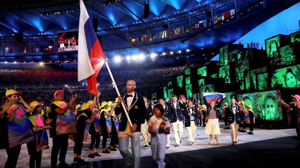 Volejbalista Sergej Teťuchin v čele ruské výpravy během zahajovacího ceremoniálu na OH v Riu de Janeiro