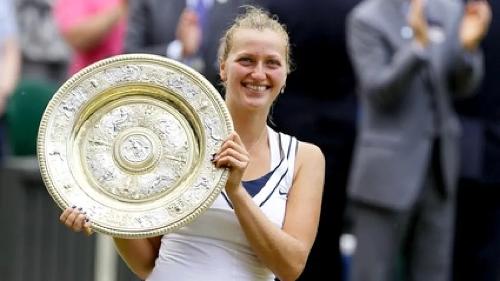 Petra Kvitová s wimbledonskou trofejí