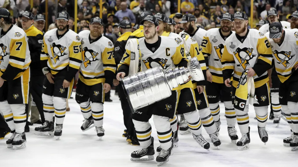 Hráči Pittsburghu v čele s kapitánem Crosbym