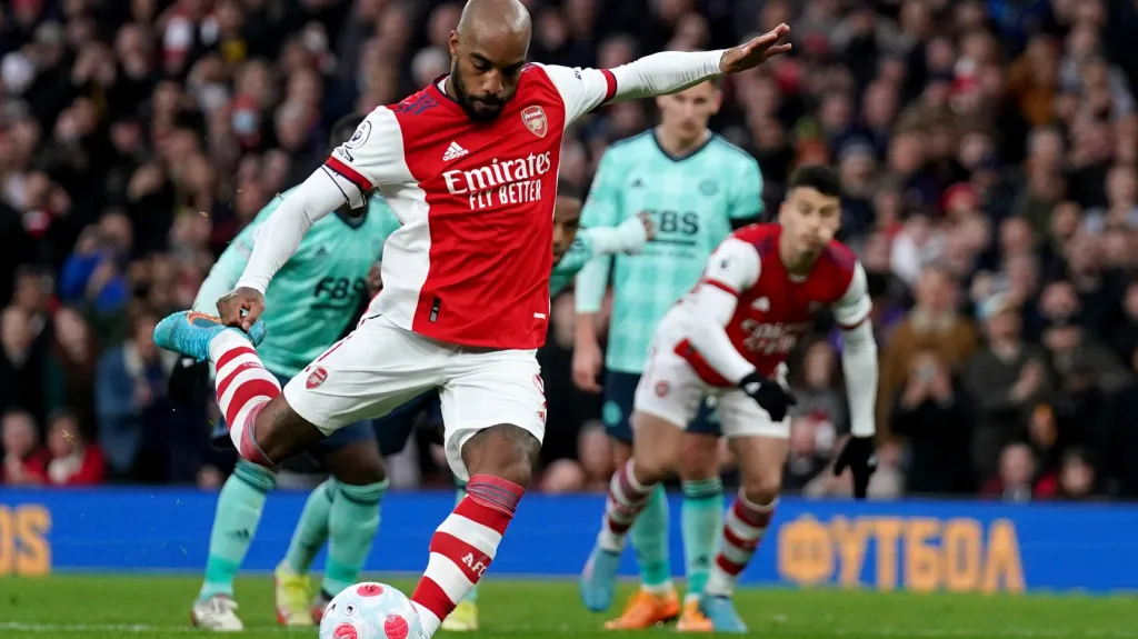 Alexandre Lacazette při penaltě proti Leicesteru