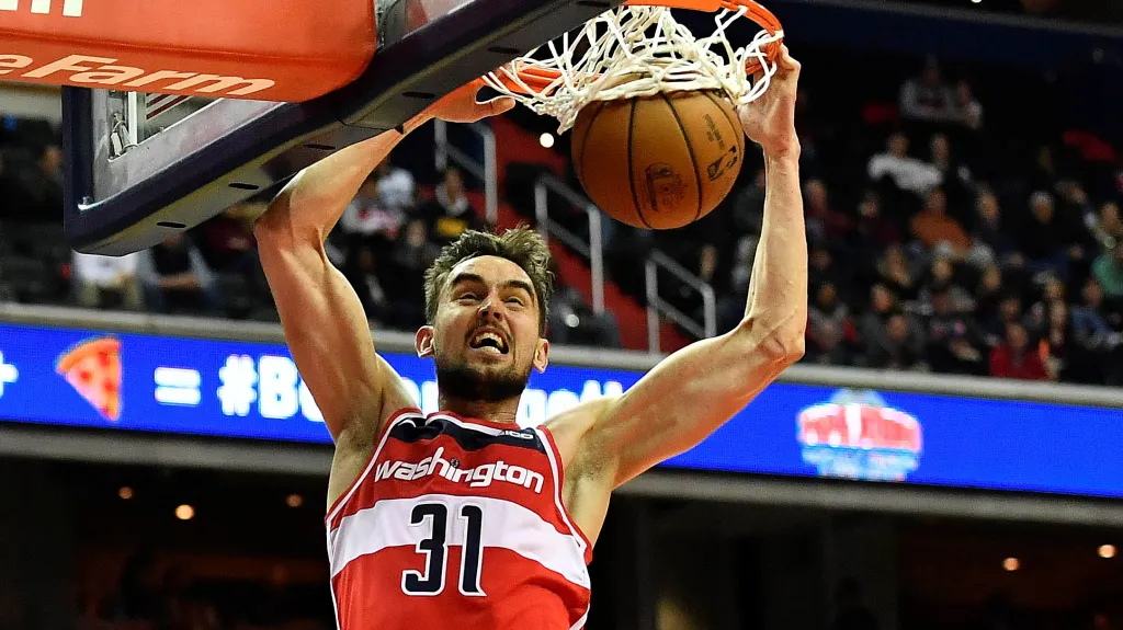 Tomáš Satoranský z Washingtonu smečuje do koše v utkání s Atlantou