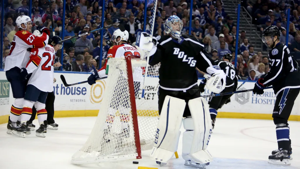 Jiří Hudler slaví v klubku hráčů Floridy svou trefu do sítě Tampy