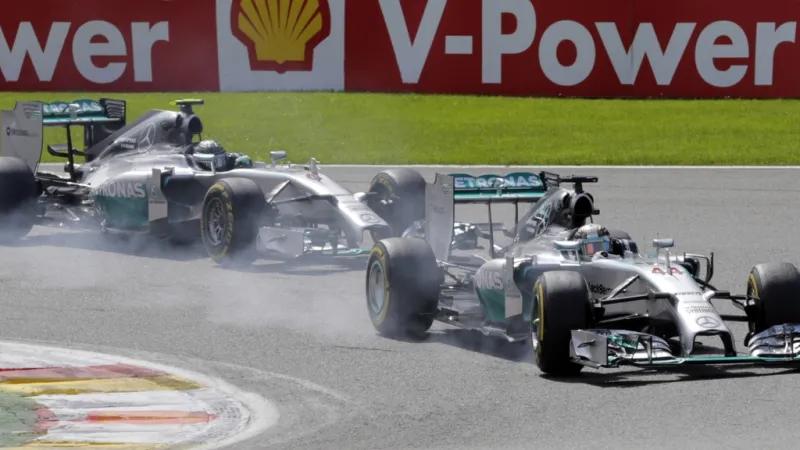 Nico Rosberg hned na začátku závodu poškodil vůz stájového kolegy