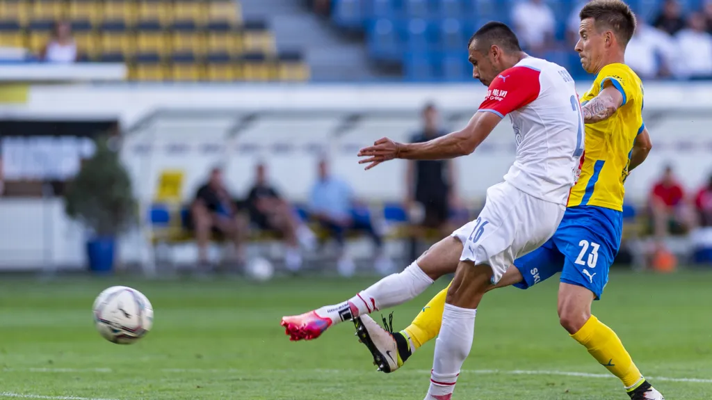 Ivan Schranz ze Slavie střílí gól v Teplicích