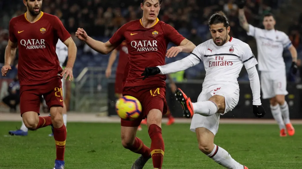 Patrik Schick z AS Řím (uprostřed) se snaží vybojovat míč v utkání s AC Milán