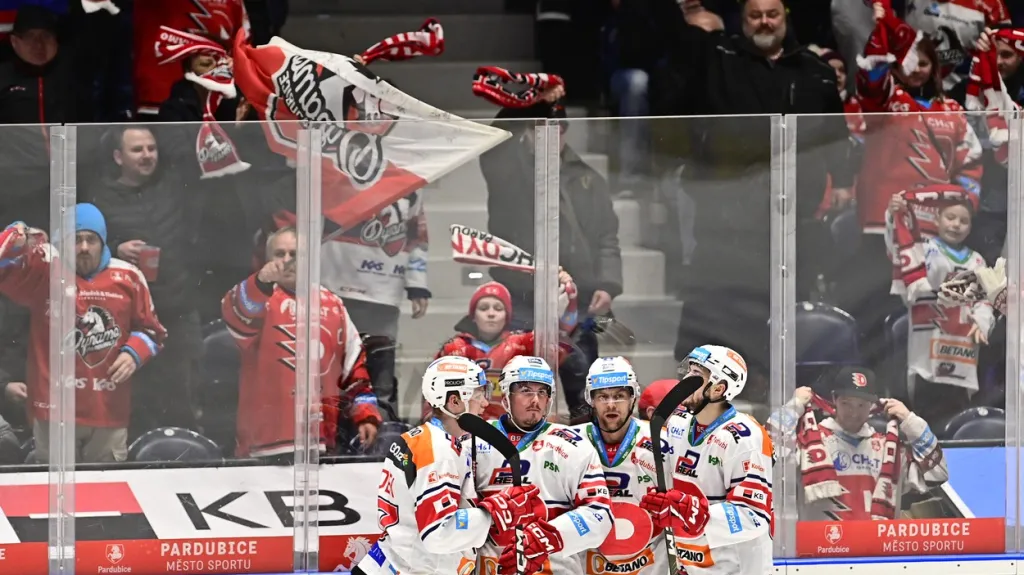 Radost hokejistů Pardubic před zaplněným hledištěm