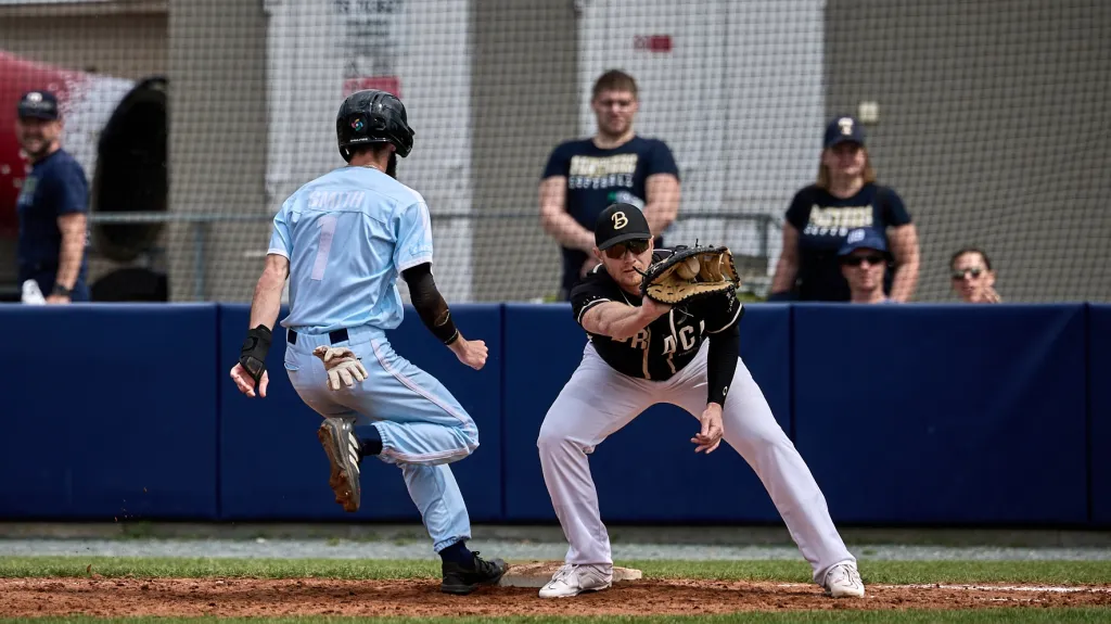 Tyler Smith a Filip Moštěk v souboji