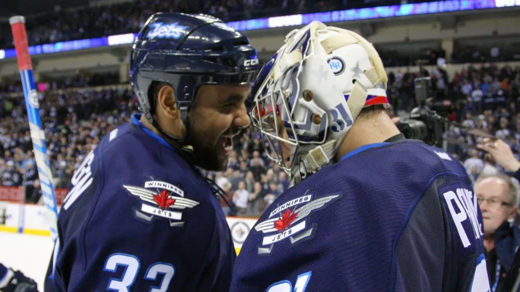 Ondřej Pavelec s Dustinem Byfuglienem