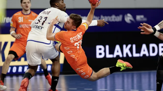 Steins je všude: Kuriózní gól a perfektní obranný skok