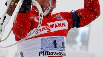 Taijer Bö slaví vítězství norské štafety