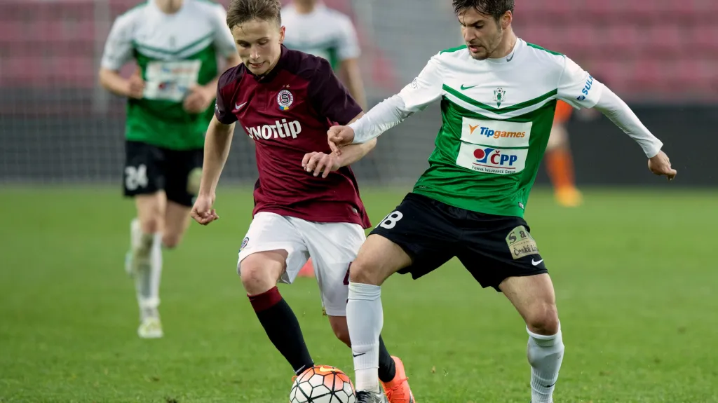 Christián Frýdek v souboji s Michalem Trávníkem