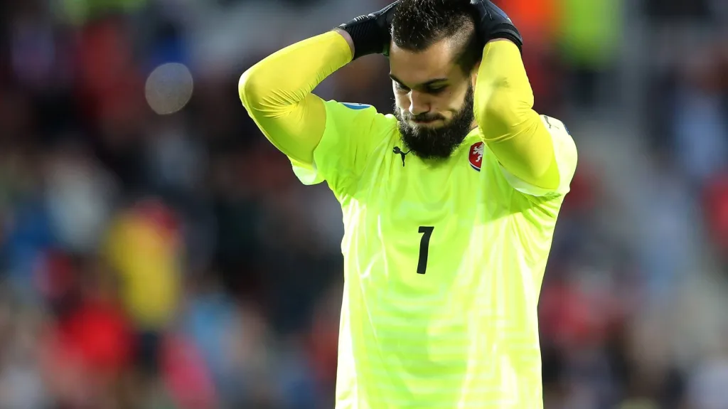 Zklamaný brankář české jednadvacítka Tomáš Koubek