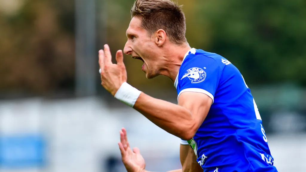 Milan Škoda z Boleslavi se raduje z jednoho ze svých gólů proti Pardubicícm