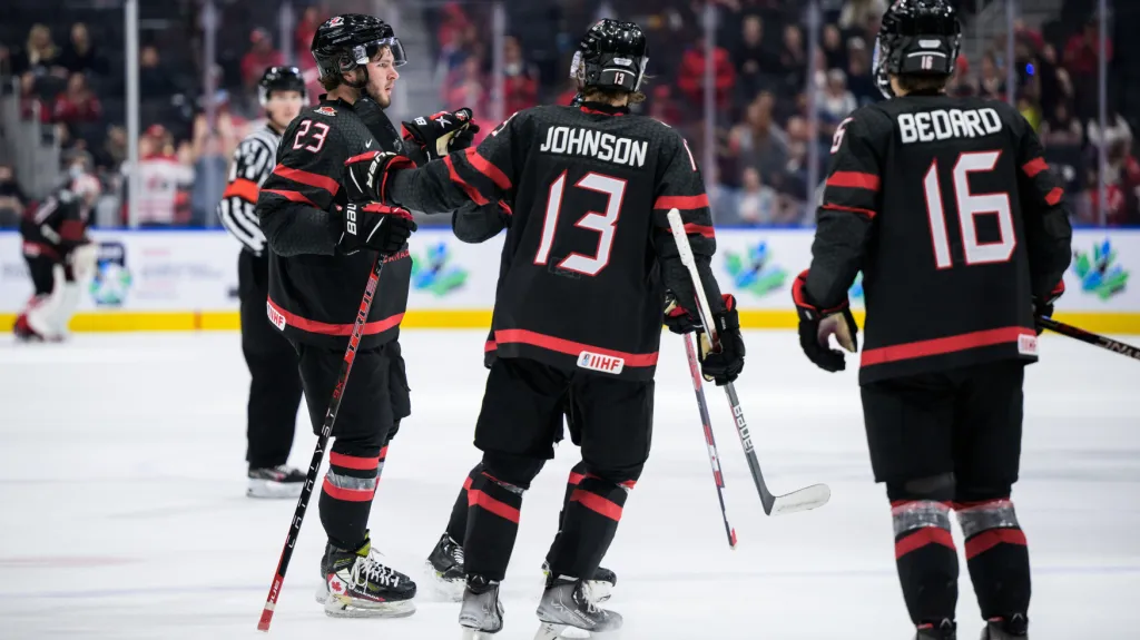 Kanaďané oslavují gól na MS hokejistů do 20 let