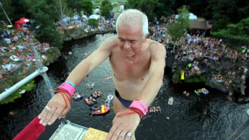 V Hřiměždicích skákal sedmašedesátiletý švýcarský diver Peter Roseney