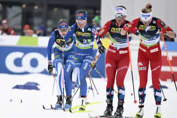 Norské běžkyně v závodě štafet na předávce před finskými