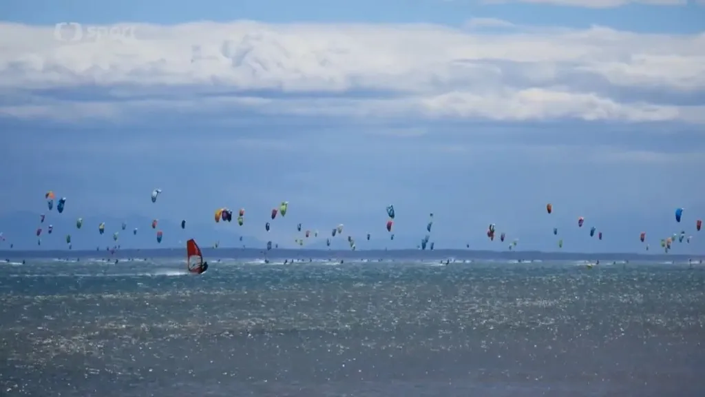 Na francouzském pobřeží závodili kitesurfeři