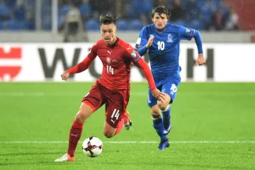 Český útočník Václav Kadlec uniká Ruslanu Gurbanovovi z Ázerbájdžánu