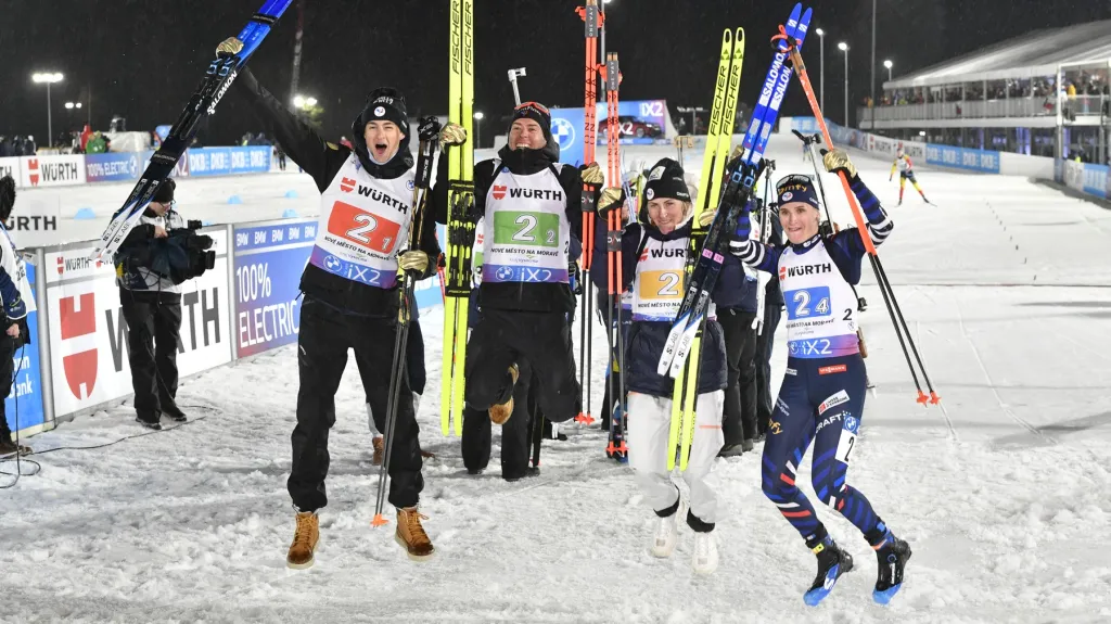 Francouzští biatlonisté slaví zlato ve smíšené štafetě