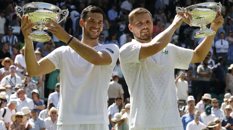 Julian Cash a Lloyd Glasspool