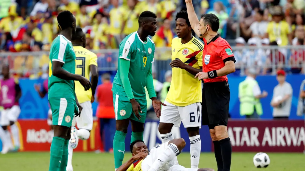 Niang ze Senegalu vidí žlutou kartu v duelu proti Kolumbii