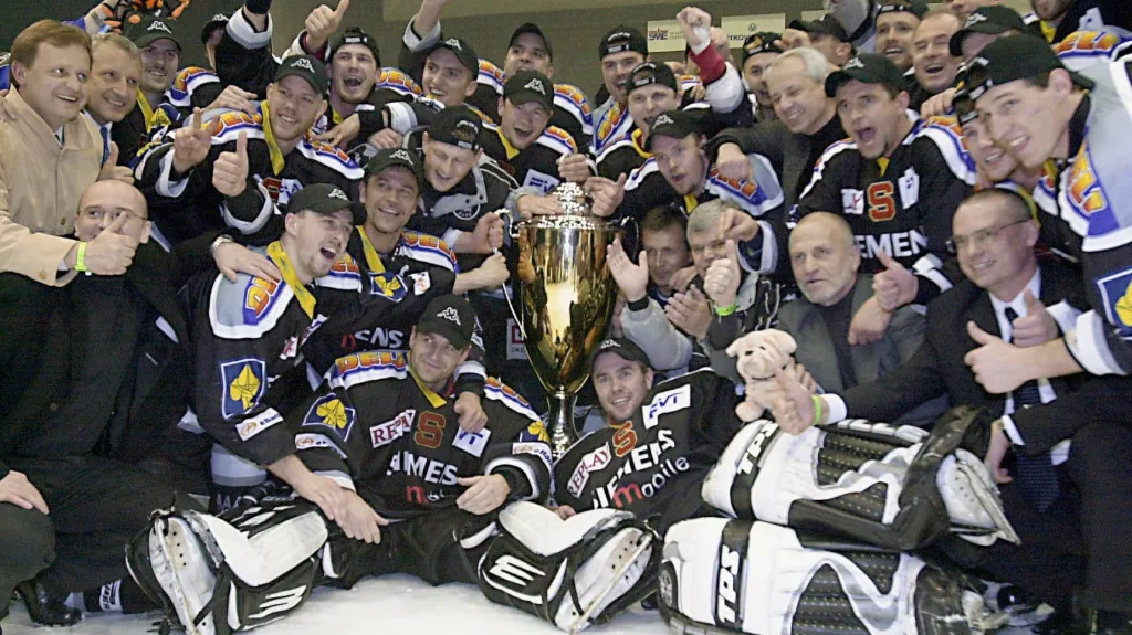 Hokejisté Sparty se radují z titulu v roce 2002
