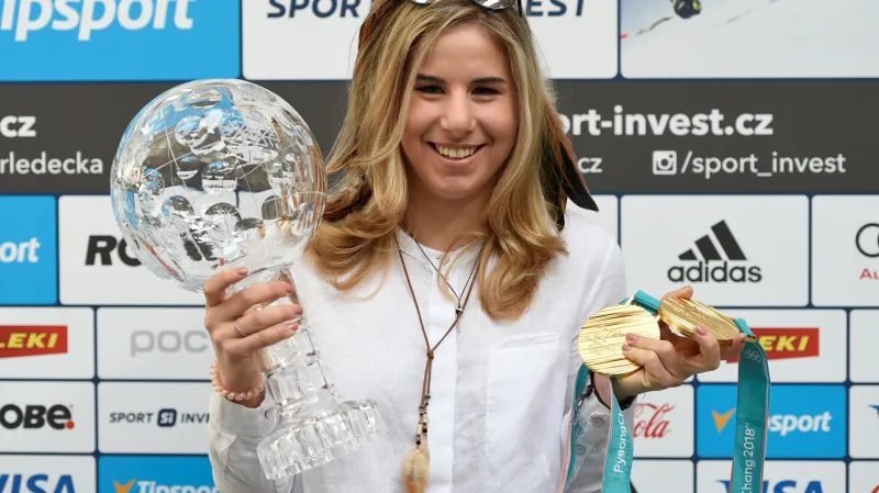 Ester Ledecká s velkým křišťálovým glóbem a dvěma zlatými olympijskými medailemi