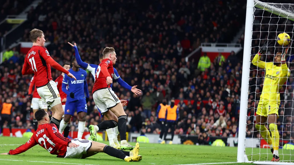 Scott McTominay z Manchesteru United střílí gól do sítě Chelsea