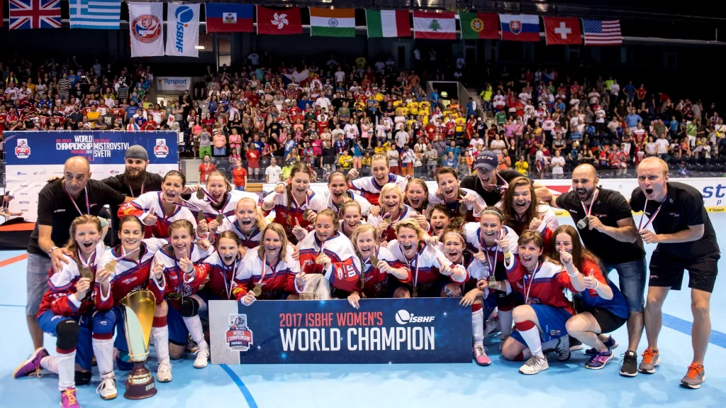 České hokejbalistky slaví titul na domácím MS