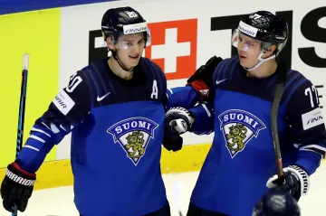 Sebastian Aho (vlevo) se raduje z gólu proti USA
