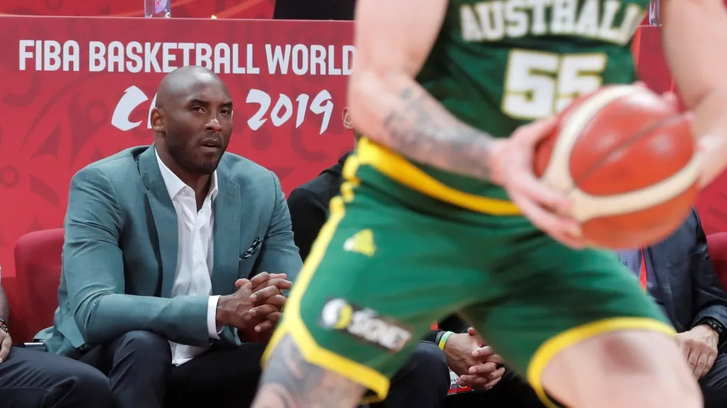 Kobe Bryant sleduje na MS zápas Austrálie