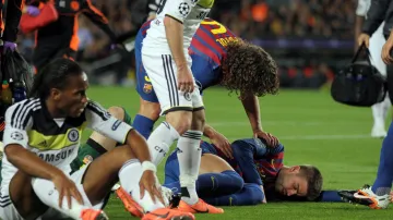 Piqué si po otřesu mozku týden nezahraje