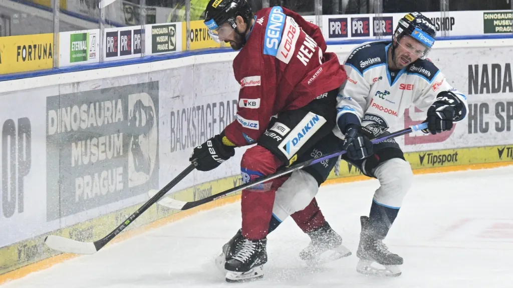 Sparťan Michal Kempný (vlevo) v akci