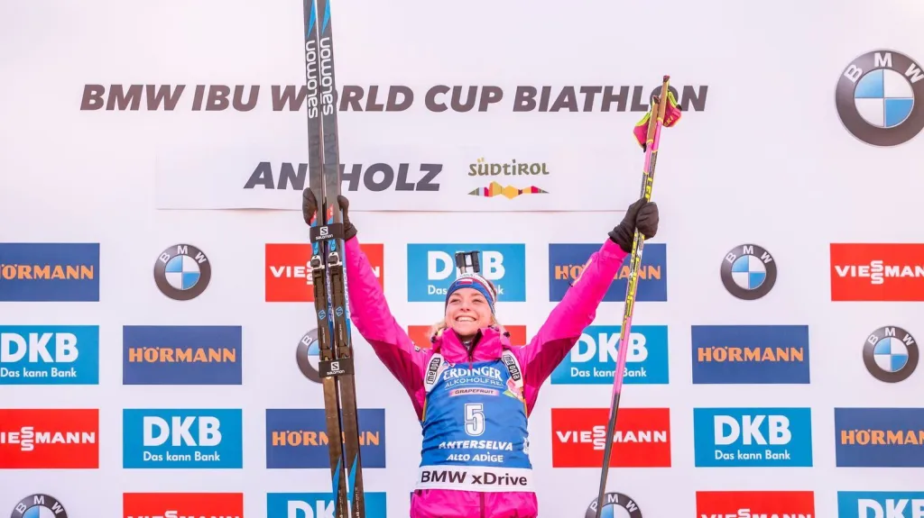 Markéta Davidová slaví výhru ve sprintu v Anterselvě