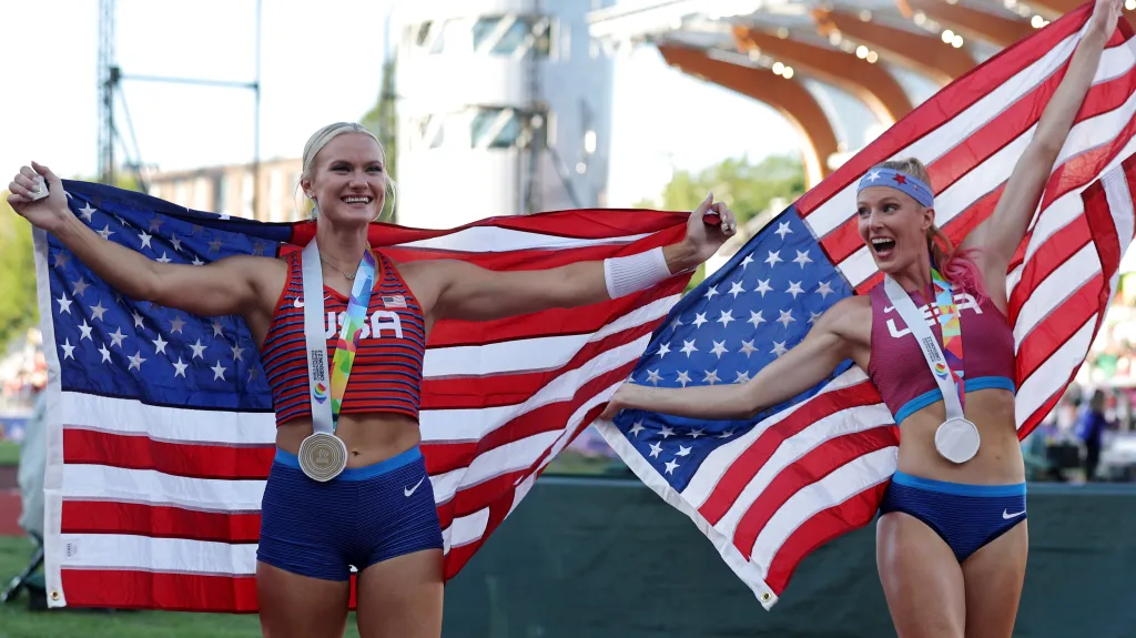 Zlatá tyčkařka Katie Nageotteová (vlevo) slaví americký double se stříbrnou Sandi Morrisovou