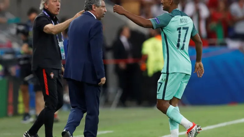 Nani (vpravo) slaví vstřelenou branku s trenérem Santosem