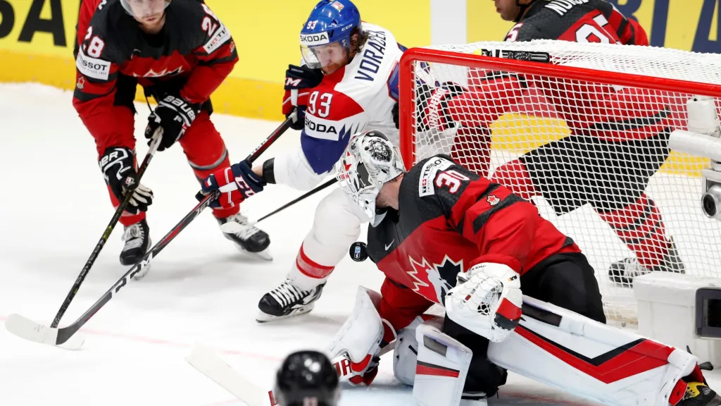 Český kapitán Jakub Voráček objíždí branku a snaží se překonat gólmana Murrayho