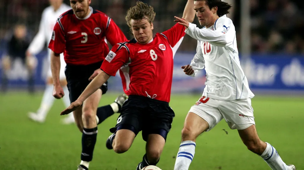 Rosický uniká Grindheimovi během barážového duelu s Norskem