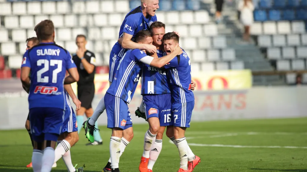Fotbalisté Olomouce se radují z gólu