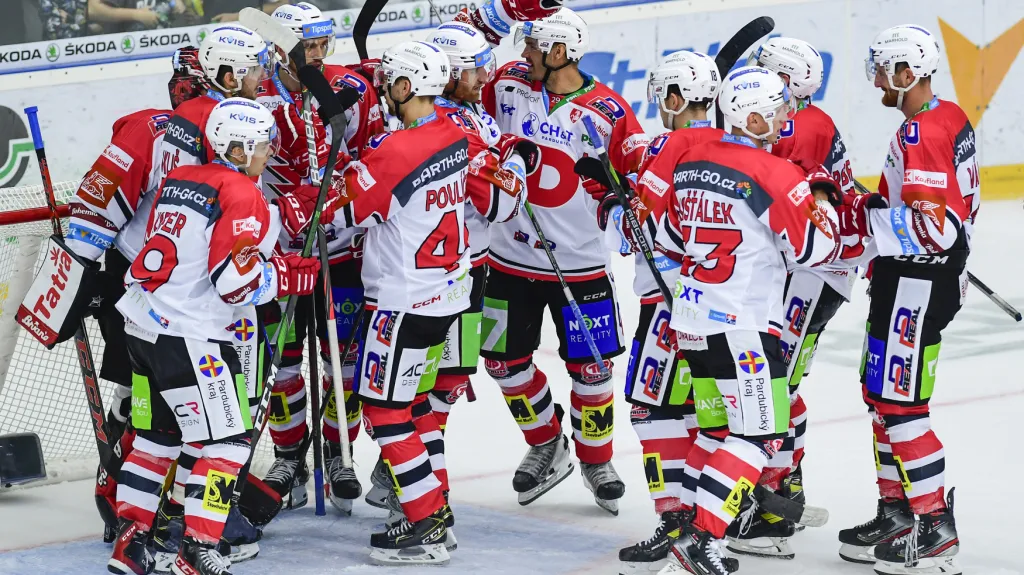 Hokejisté Dynama Pardubice se radují z výhry