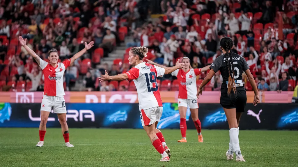 Fotbalistky Slavie se radují z gólu v síti Kluže