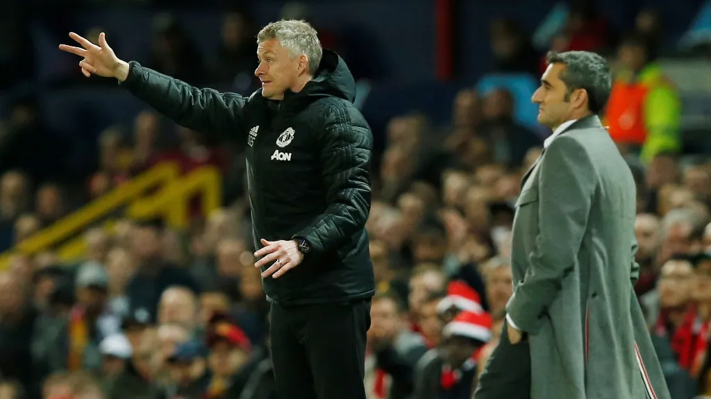 Ole Gunnar Solskjaer (vlevo) a Ernesto Valverde v utkání Manchester United - Barcelona