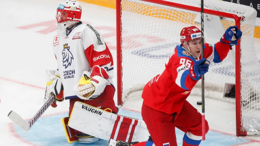 Brankář Šimon Hrubec v zápase proti Rusku