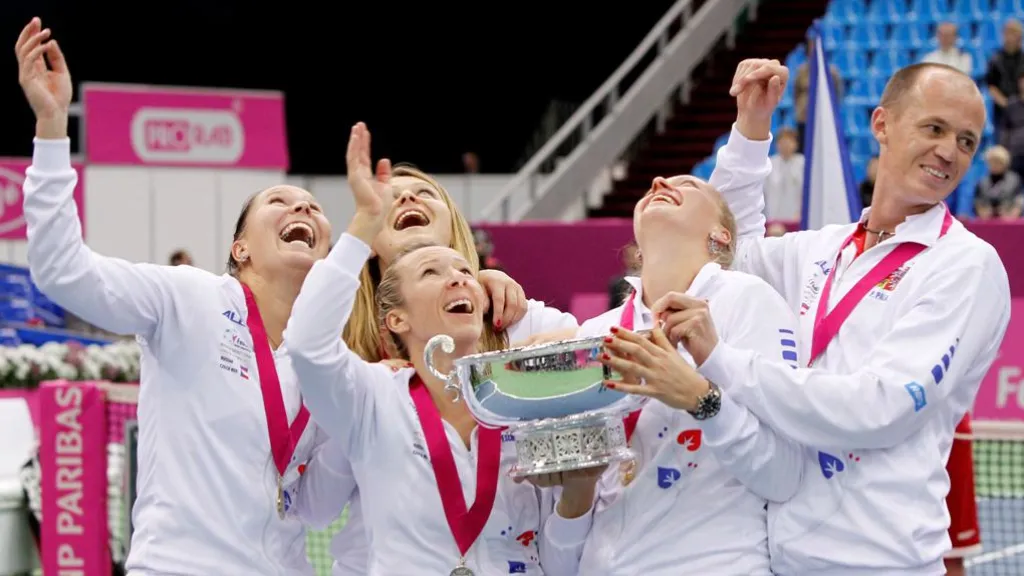 Český tým slaví vítězství ve Fed Cupu