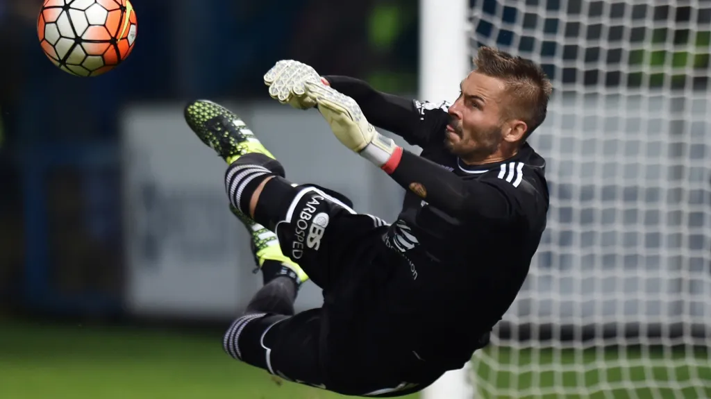 Brankář Dukly Praha Filip Rada