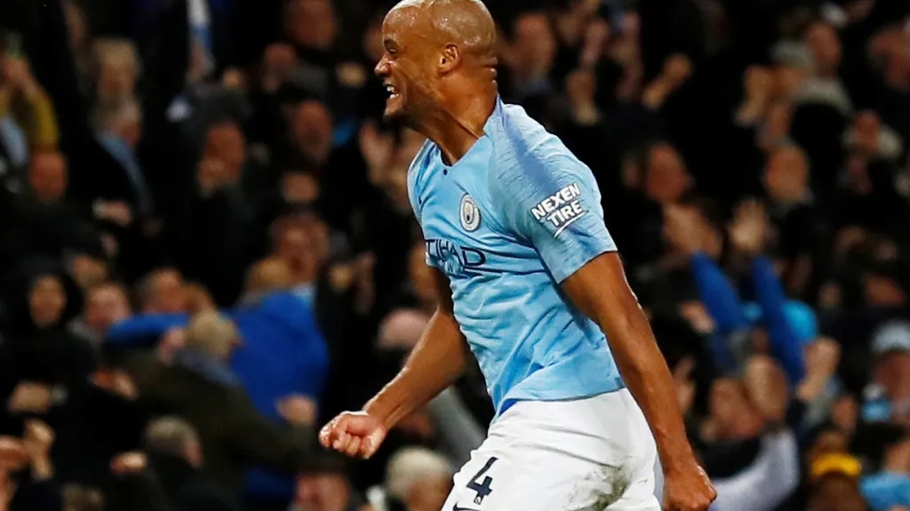 Vincent Kompany se raduje z vítězného gólu v utkání proti Leicesteru City